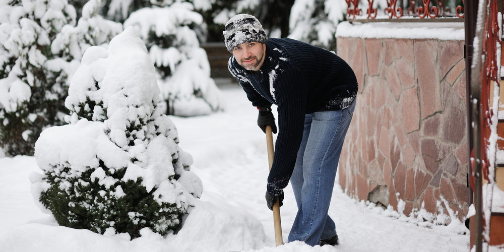 back-pain-shoveling-snow-winter avoid back pain from shoveling winter snow
