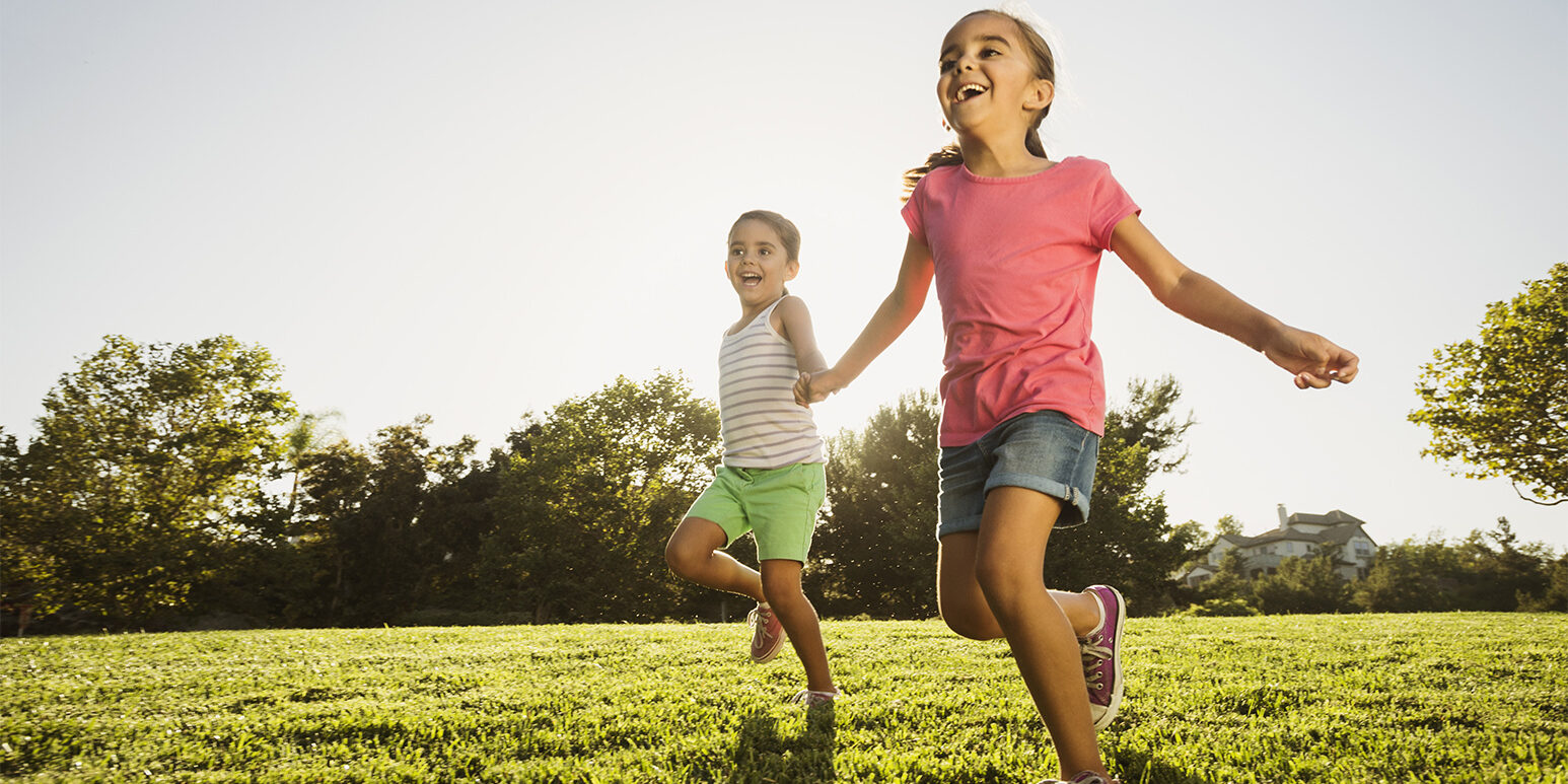 USA, California, Ladera Ranch, Sisters (6-7, 8-9) playing in park