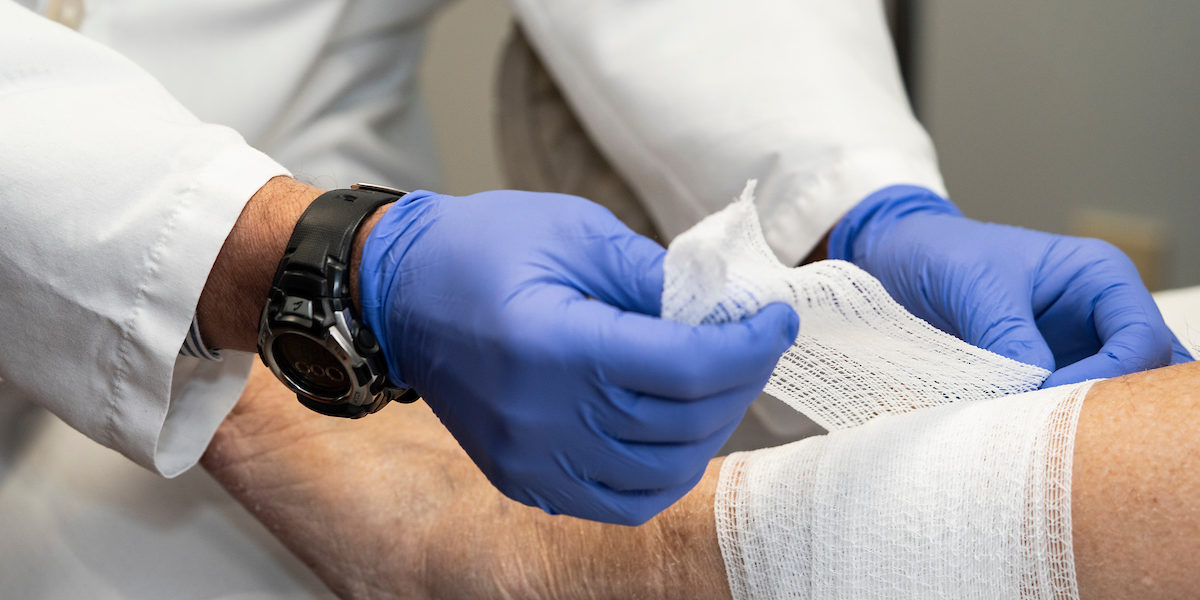 Wound_Treatment_Center_Bandage Bandaging a wound