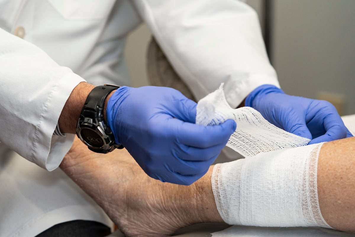 Wound_Treatment_Center_Bandage Bandaging a wound